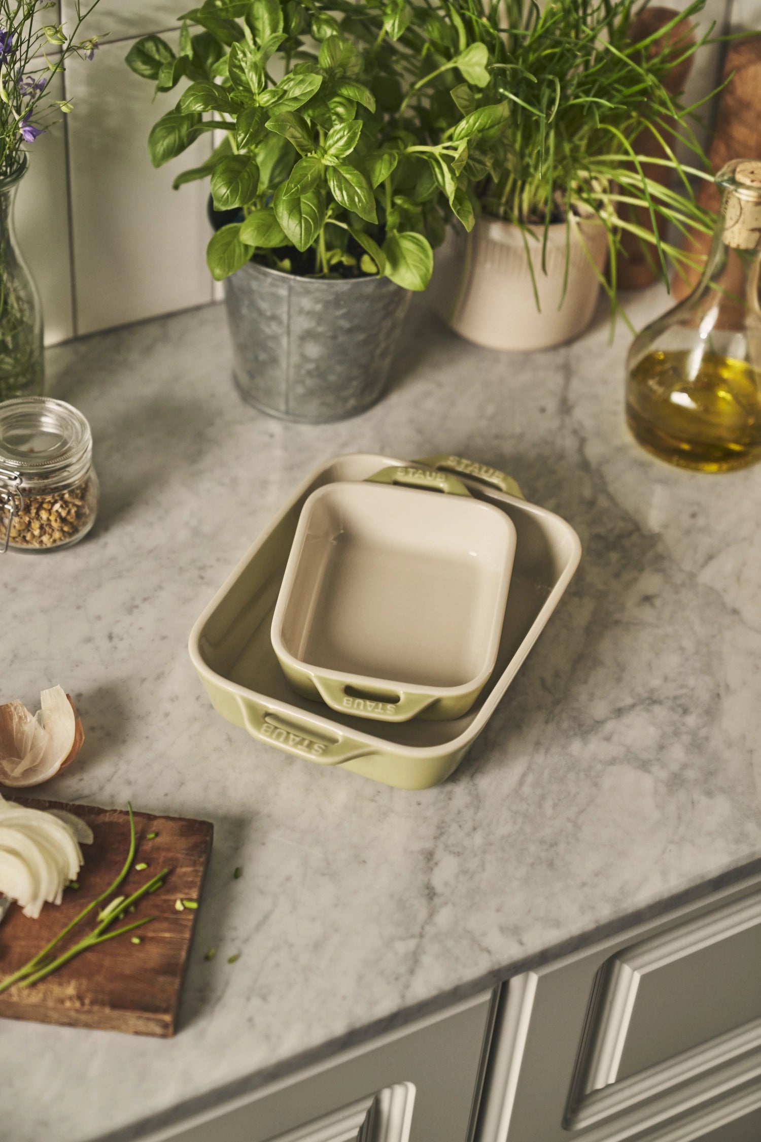 2 °. Set di fornaci in ceramica 20x16 e 27x20cm, verde chiaro