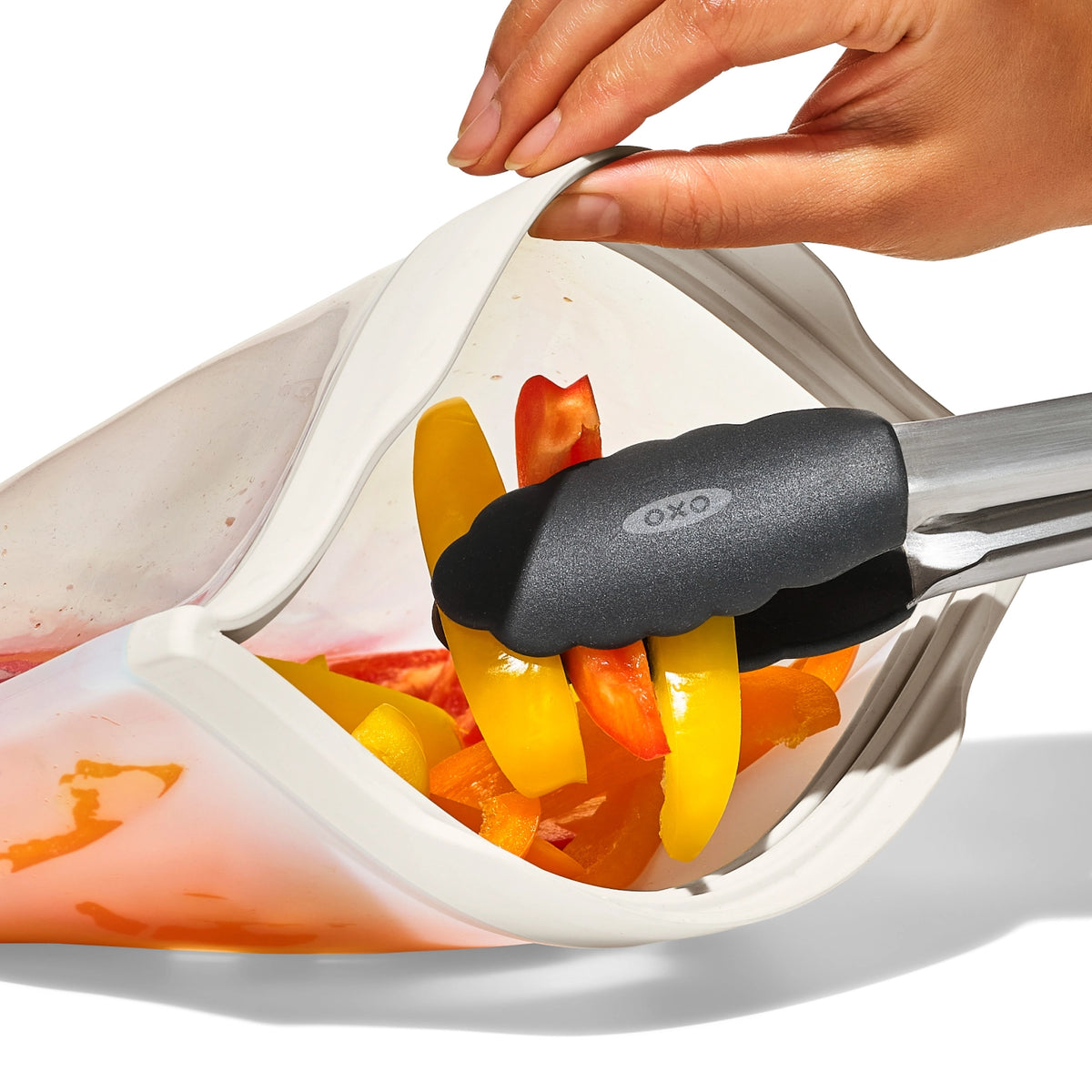 Transparente Silikon-Aufbewahrungstasche von OXO in Stand-up-Form mit breiter Standfläche und nahtloser Verarbeitung.