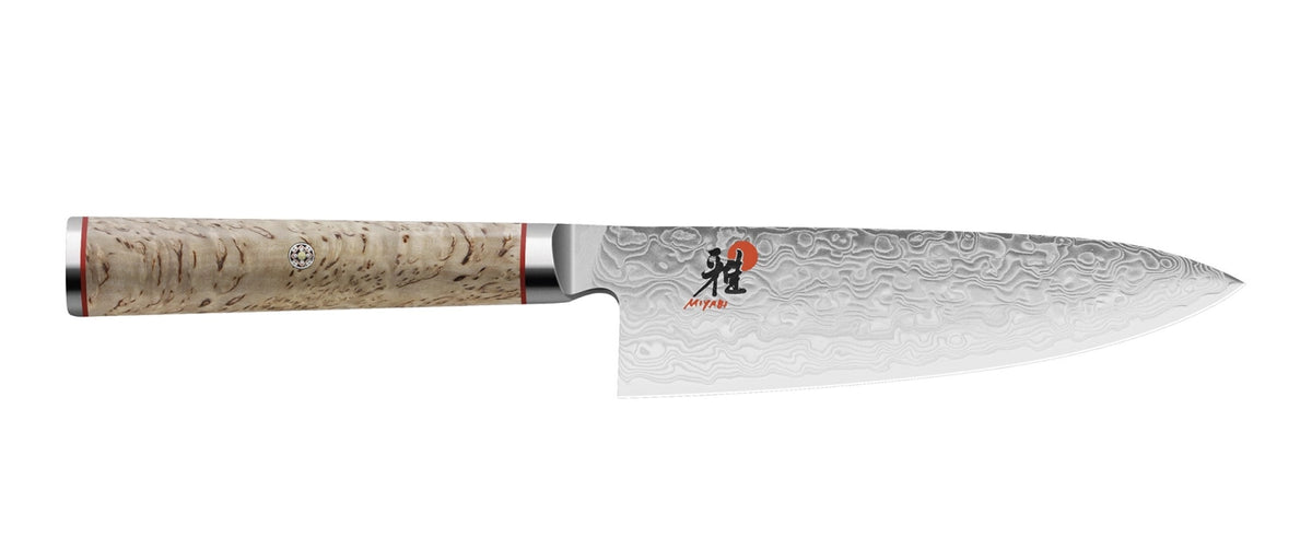 Damastmesser Miyabi 5000 MCD Gyutoh 16cm mit beiger Klinge aus Damaststahl und Griff aus karelischer Birke, Nahaufnahme der Klingenstruktur.