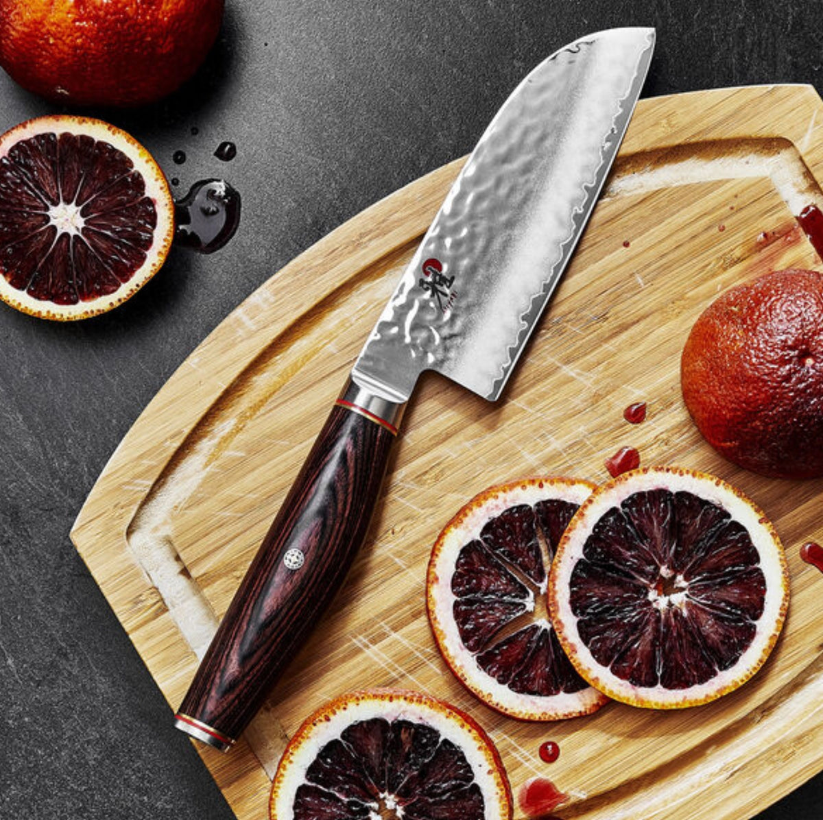 6000 MCT Santoku 14cm in Braun präsentiert im Onlineshop von KAQTU Design AG. Damastmesser ist von Miyabi
