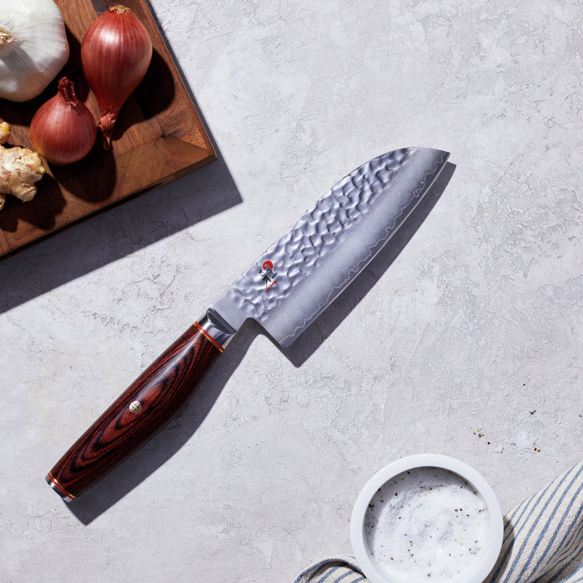 6000 MCT Santoku 14cm in Braun präsentiert im Onlineshop von KAQTU Design AG. Damastmesser ist von Miyabi