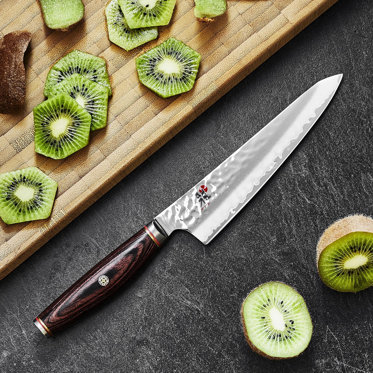 6000 MCT Santoku 14cm in Braun präsentiert im Onlineshop von KAQTU Design AG. Damastmesser ist von Miyabi