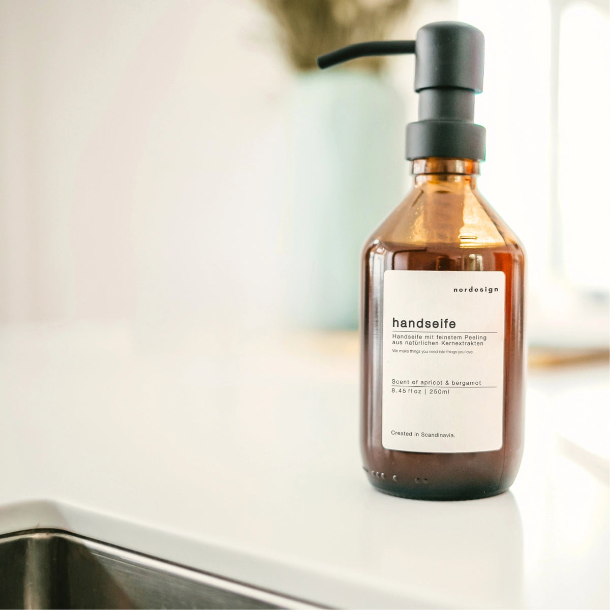 Hand Soap Handseife Lavendel 250ml Kunststoff-Pumpspender in Braun präsentiert im Onlineshop von KAQTU Design AG. Pflege ist von Nordesign