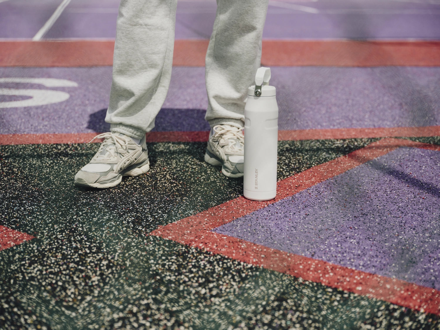 IceFlow Flip Straw Flasche 1.06l frost in Weiss präsentiert im Onlineshop von KAQTU Design AG. Trinkflaschen ist von Stanley