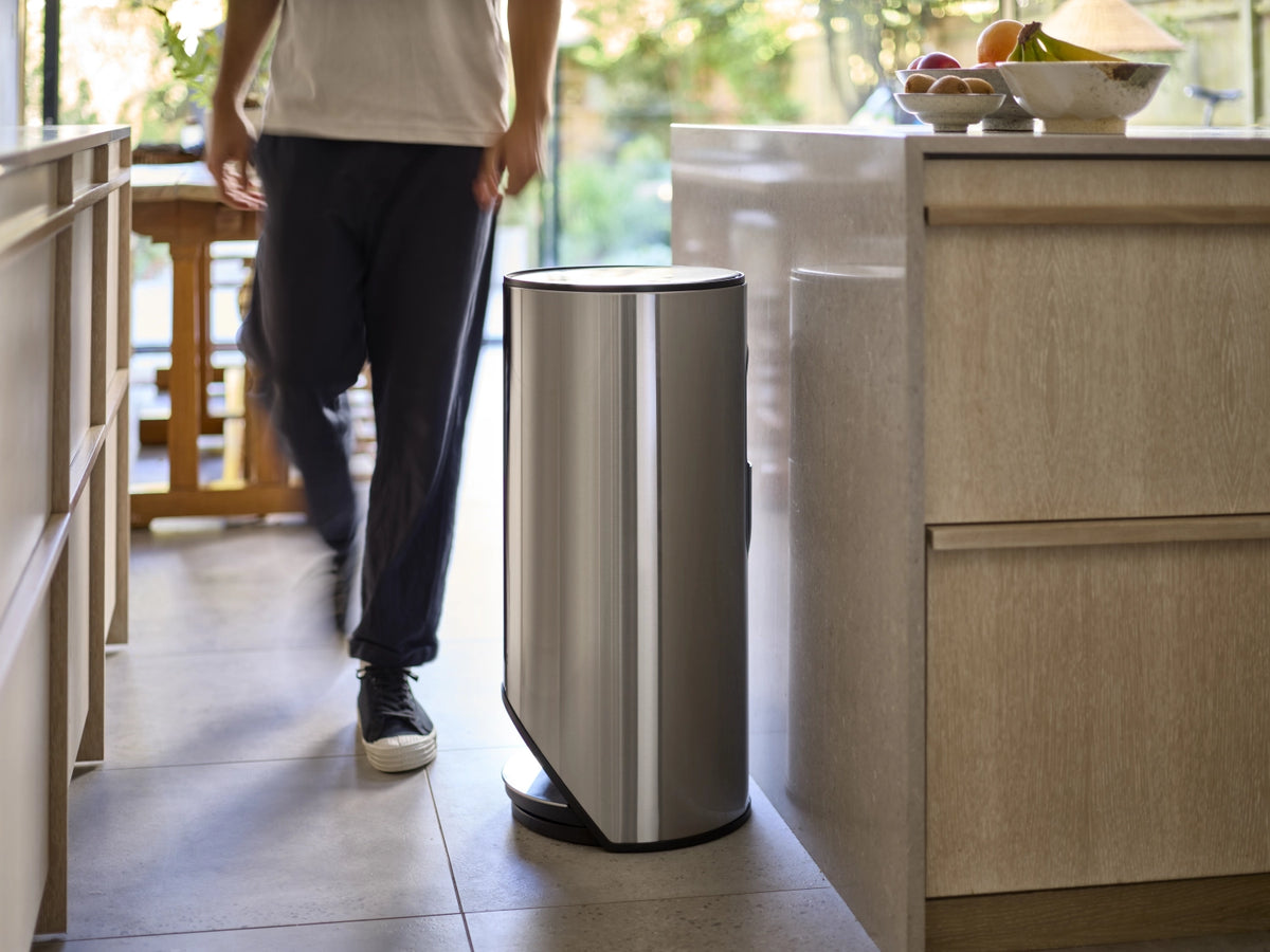 Arc Pedaleimer mit Innentasche H72cm D34cm 30l Edelstahl in Silber präsentiert im Onlineshop von KAQTU Design AG. Mülleimer ist von Joseph Joseph