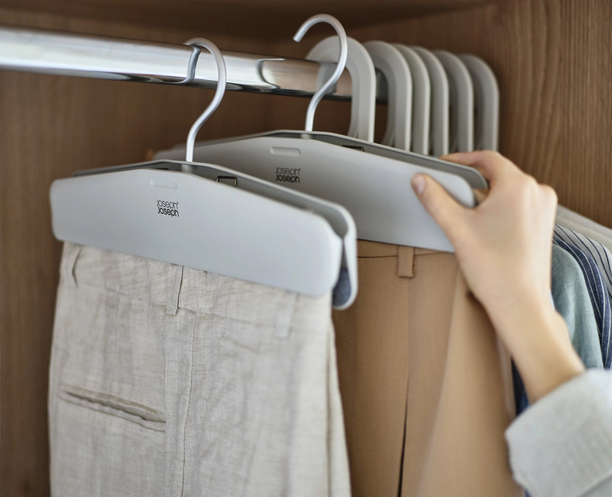 2er Set Orderly Kleiderbügel für Hosen H17cm L43cm ABS ecru in Grau präsentiert im Onlineshop von KAQTU Design AG. Kleiderbügel ist von Joseph Joseph