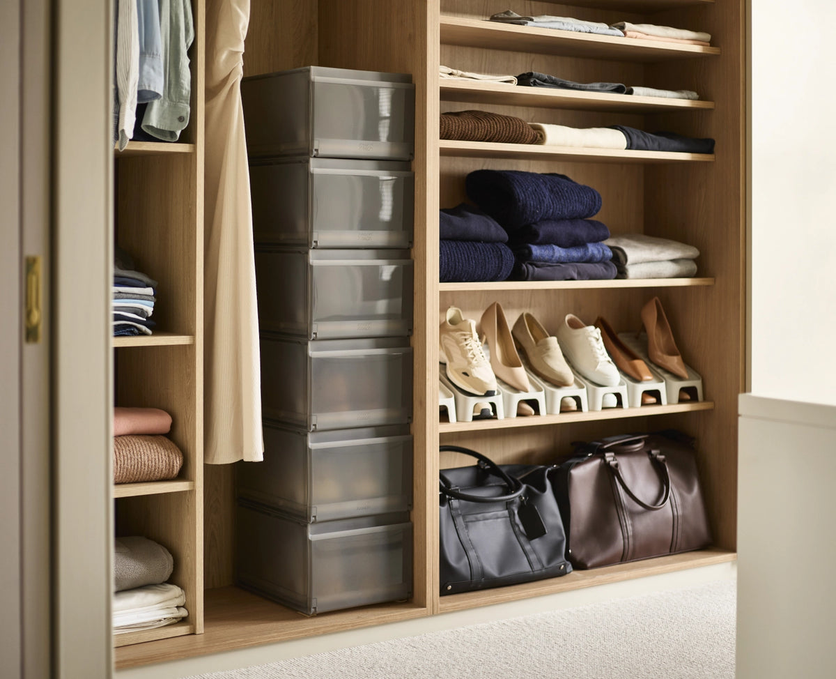 6er Set ShoeCase Schuhschrank PP 22x28x36cm grau in Grau präsentiert im Onlineshop von KAQTU Design AG. Schuhregal ist von Joseph Joseph