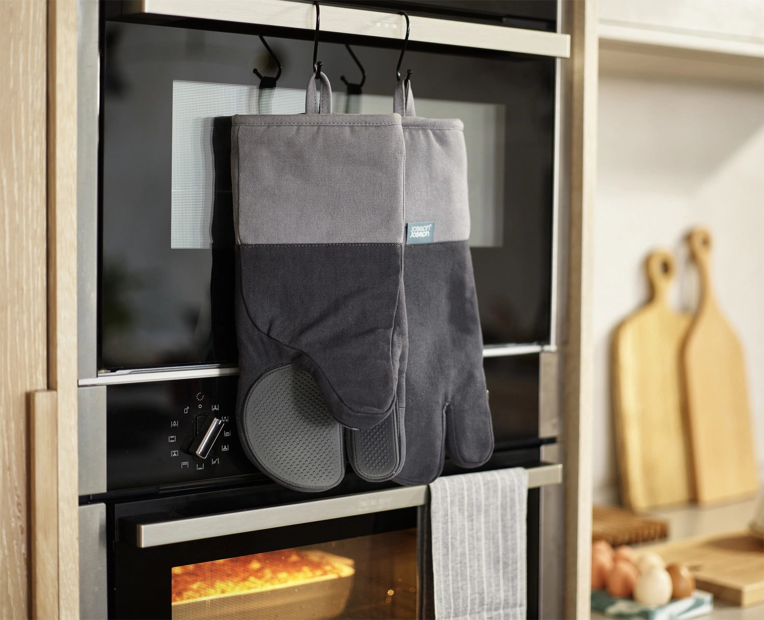 Anthrazitfarbene Ofenhandschuhe aus Baumwolle von Joseph Joseph, ideal zum Schutz beim Kochen und Backen, stilvolles Design und hohe Hitzebeständigkeit.