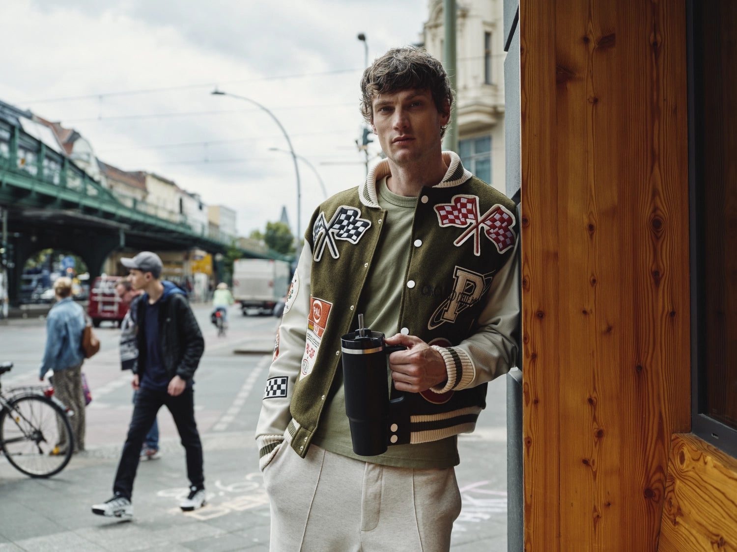 Quencher FlowState 1.18l black tonal 2.0 in Schwarz präsentiert im Onlineshop von KAQTU Design AG. Trinkflaschen ist von Stanley