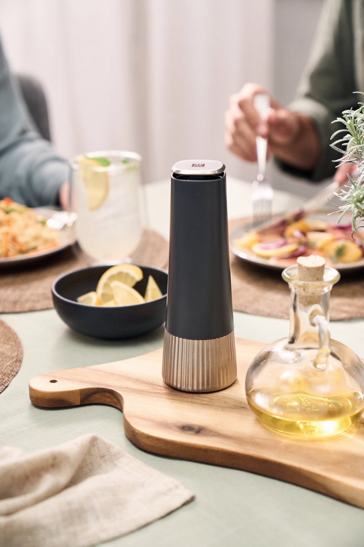 Pro Gewürzmühle 19cm Grau in Grau präsentiert im Onlineshop von KAQTU Design AG. Küchenhelfer ist von Zwilling