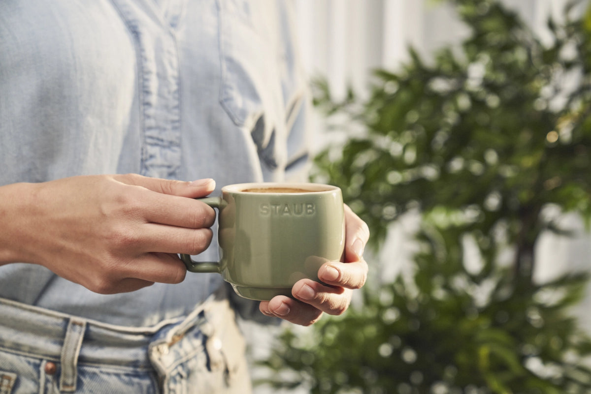 Tasse Eucalyptus S 250ml in Grün präsentiert im Onlineshop von KAQTU Design AG. Espressotassen ist von Staub