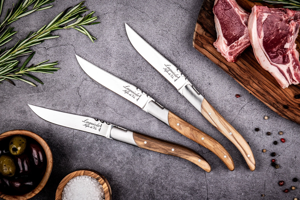 Laguiole Luxury Line Steakmesser Olivenholz in Braun präsentiert im Onlineshop von KAQTU Design AG. Küchenmesser ist von Laguiole Style de Vie
