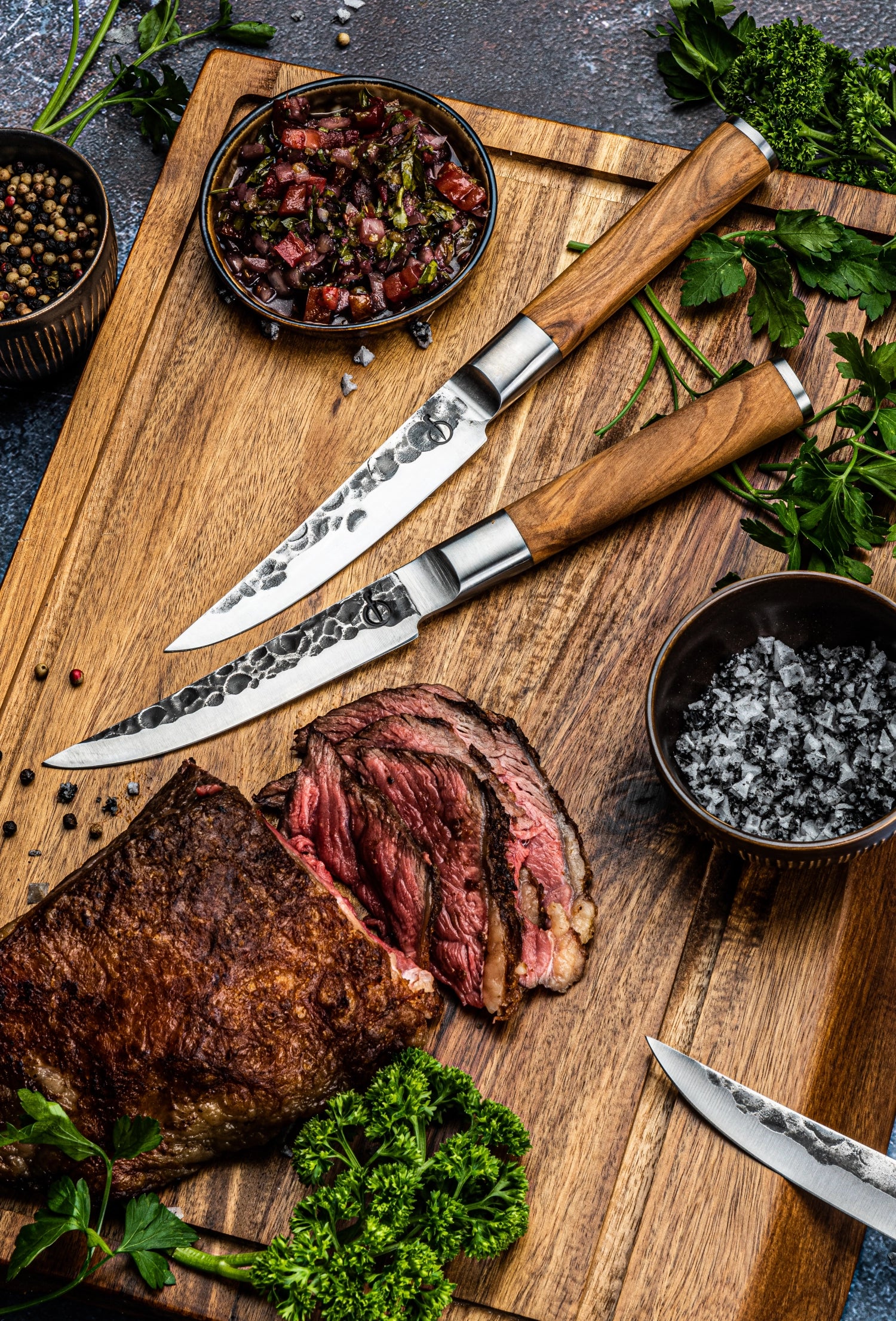 Hochwertiges Steakmesser mit 10 cm Klinge aus Olivenholz, ideal für Fleischliebhaber. Ergonomisches Design für präzises Schneiden.