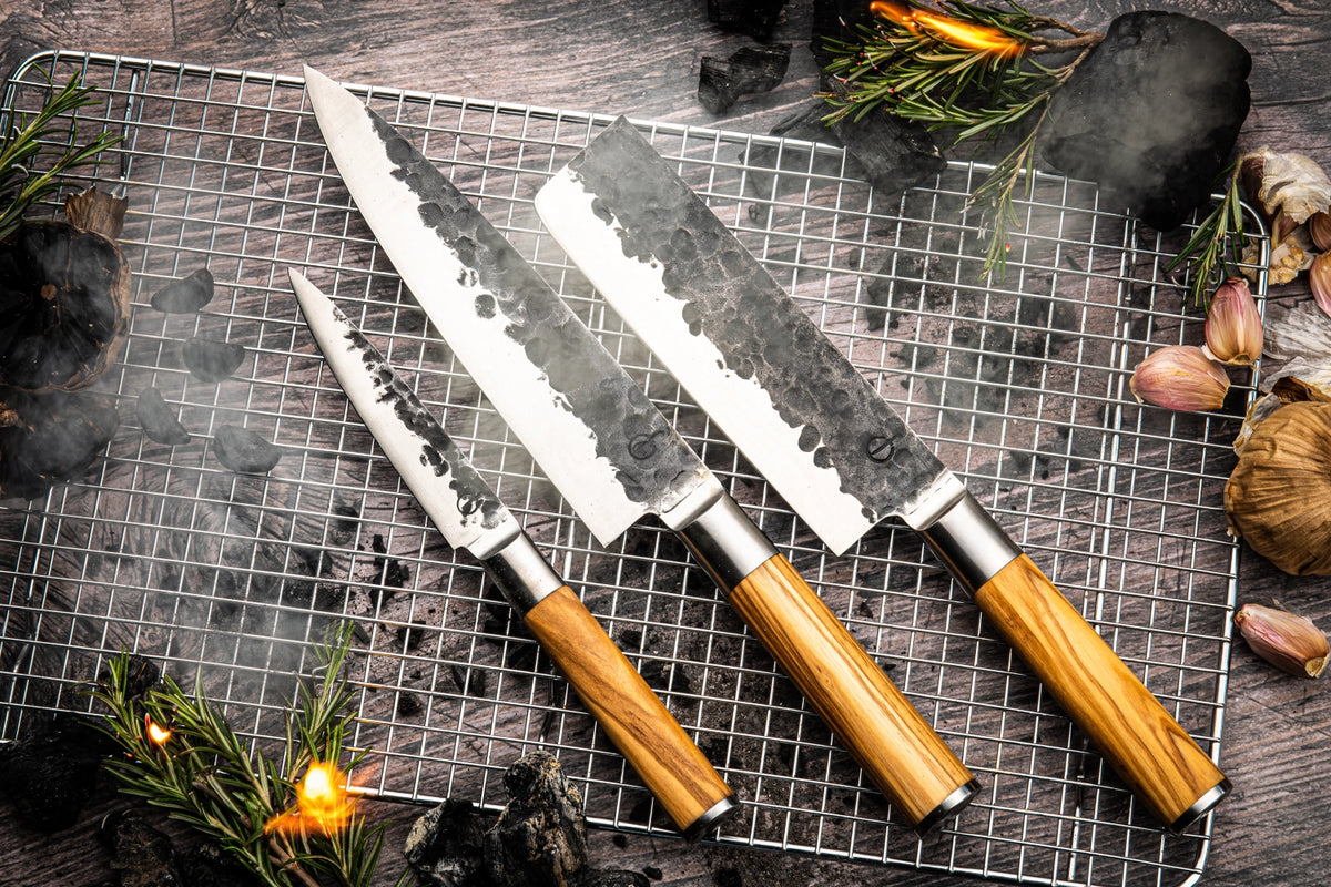 3tlg Olive Messerset in Beige präsentiert im Onlineshop von KAQTU Design AG. Küchenhelfer ist von Forged