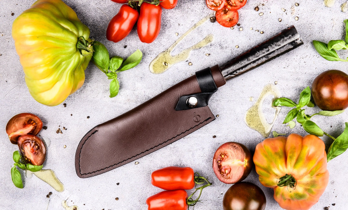 Lederetui Santokumesser 18 in Gelb präsentiert im Onlineshop von KAQTU Design AG. Küchenmesser ist von Forged