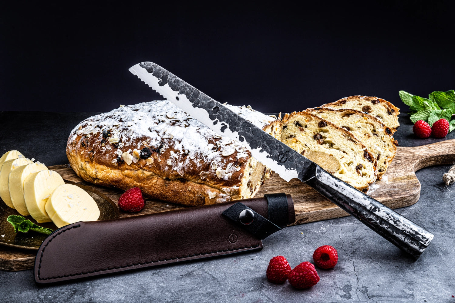 Couteau à pain avec étui en cuir