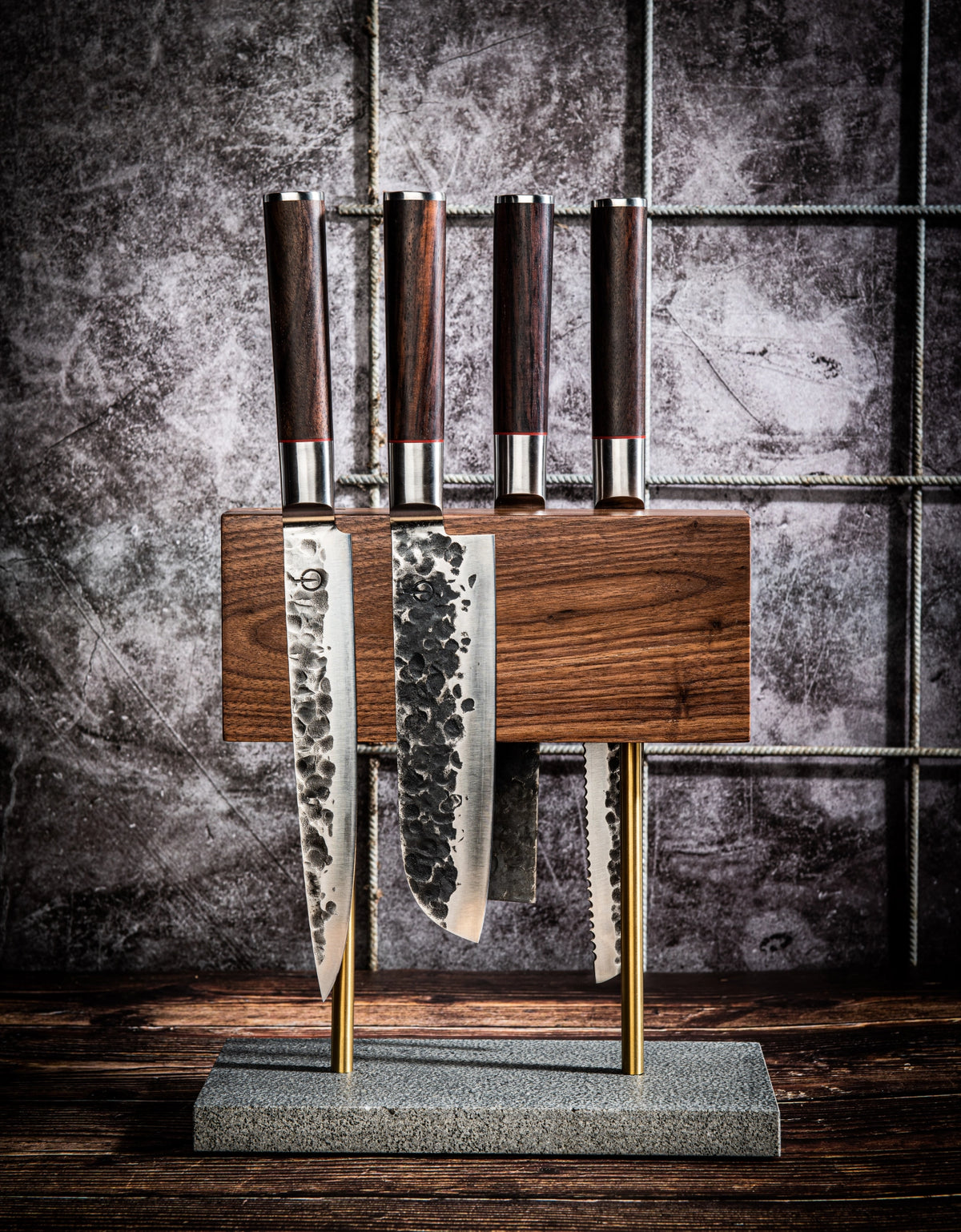 Magnetischer Messerblock Walnuss auf Natursteinfuss in Gelb präsentiert im Onlineshop von KAQTU Design AG. Messerblock ist von Style de Vie