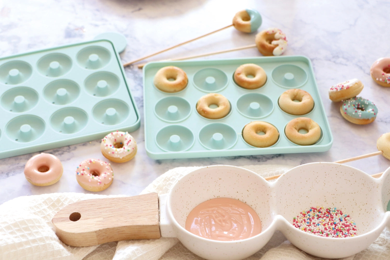 Praktische Silikonform für 12 Mini-Donuts, perfekt für das einfache Backen und kreative Dessertideen von Scrap Cooking.