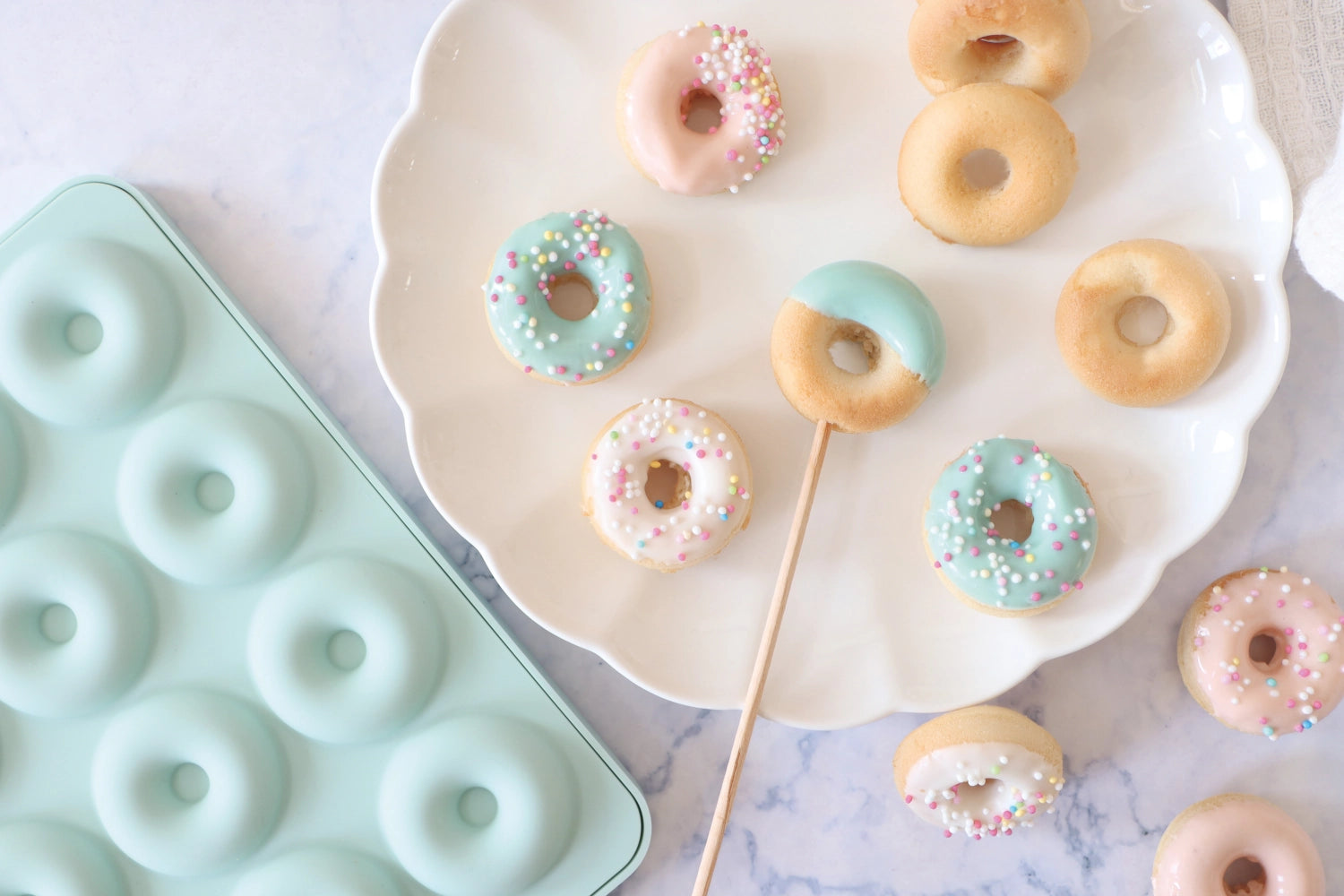 Praktische Silikon-Backform für 12 Mini-Donuts, perfekt für das einfache Backen von süßen Leckereien und Snacks.