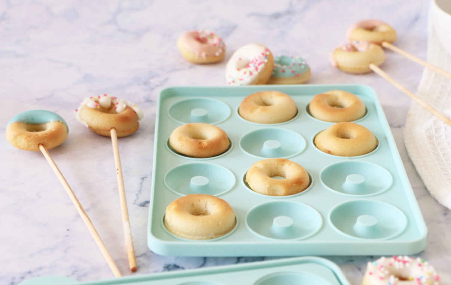 Vielseitige Silikon-Backform für 12 Mini-Donuts, ideal für kreative Backprojekte und köstliche, kleine Donuts zu Hause.
