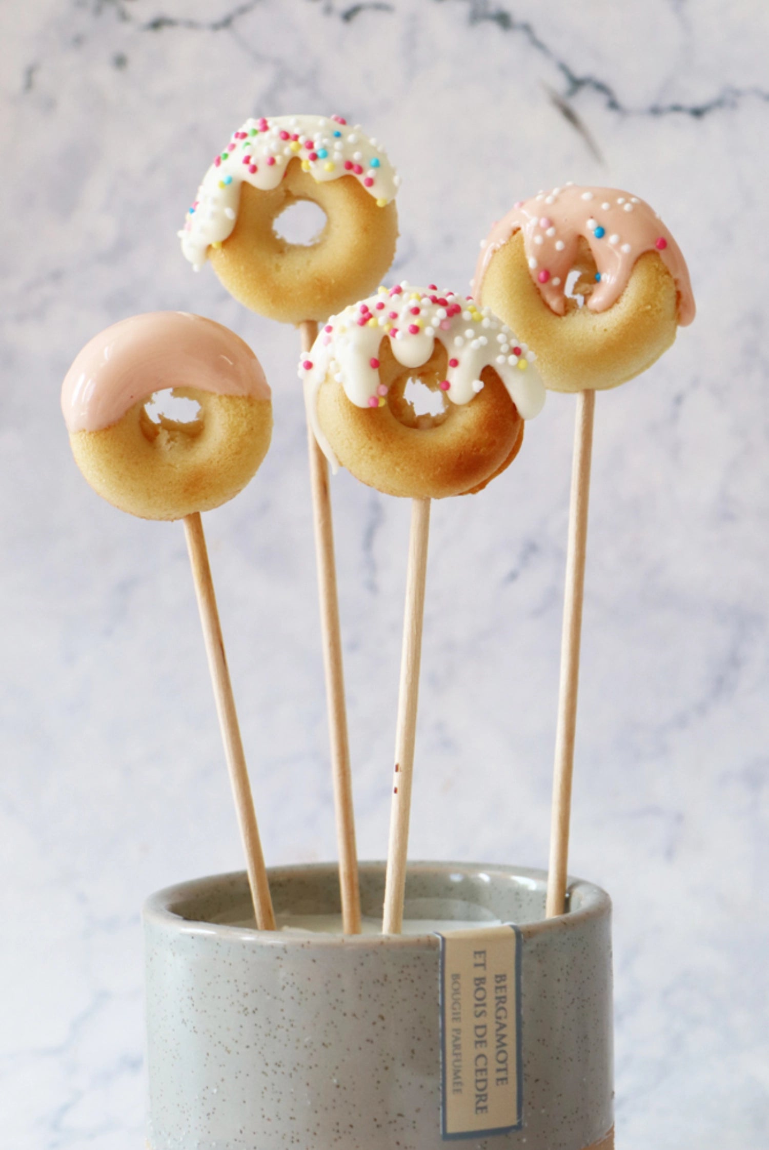 Praktische Silikon-Backform für 12 Mini-Donuts, perfekt für das einfache Backen von leckeren, kleinen Donuts in verschiedenen Geschmacksrichtungen.