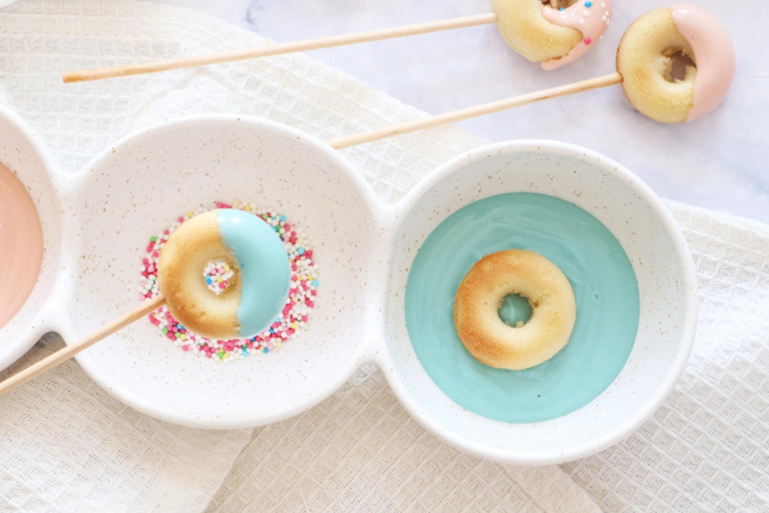 Vielseitige Silikon-Backform für 12 Mini-Donuts, ideal für kreative Backprojekte und köstliche, selbstgemachte Donuts.