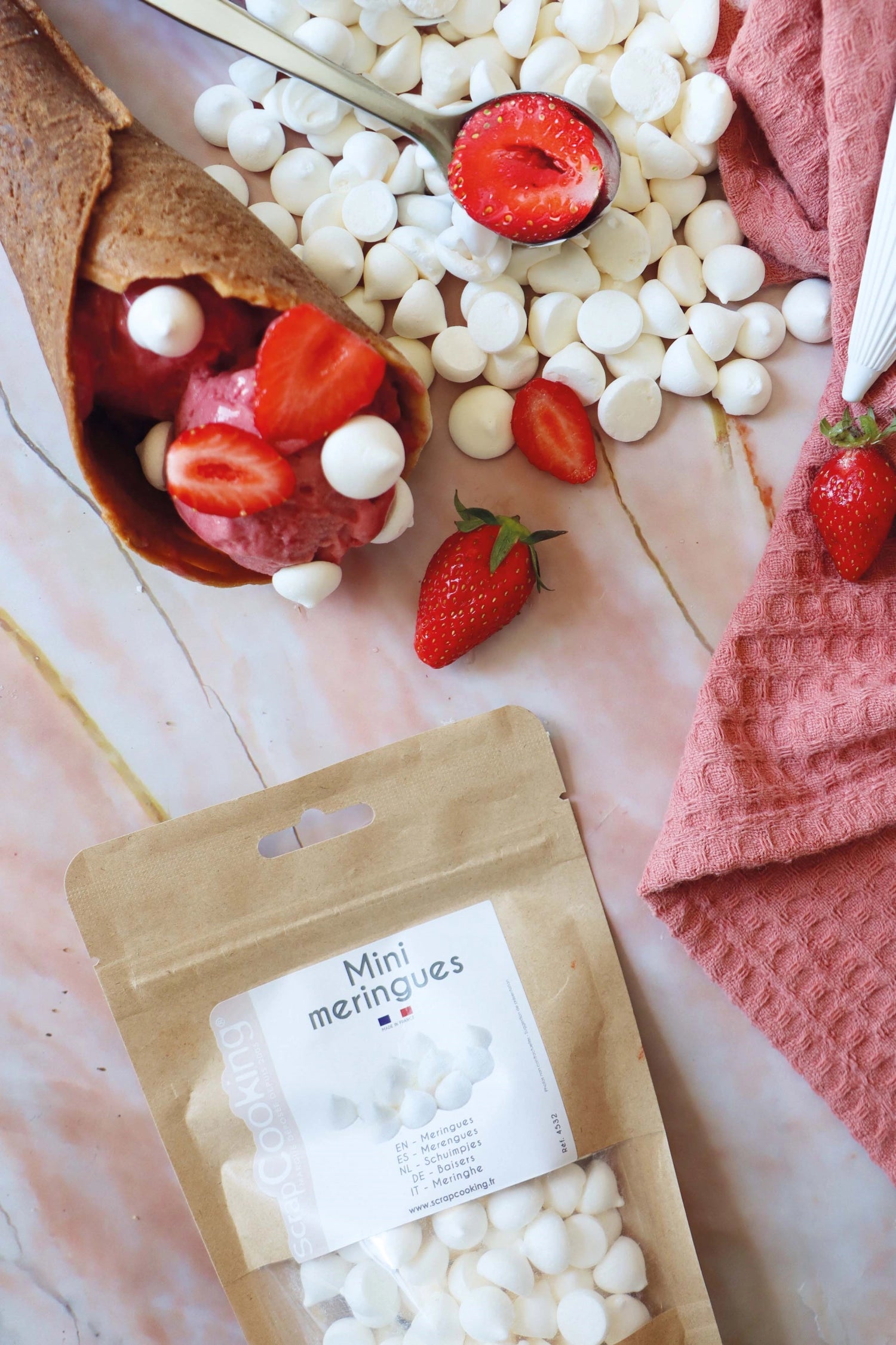 Kreatives Küchengerät von Scrap Cooking zur einfachen Zubereitung von Waffeln und Cornets für leckere, selbstgemachte Süßspeisen.