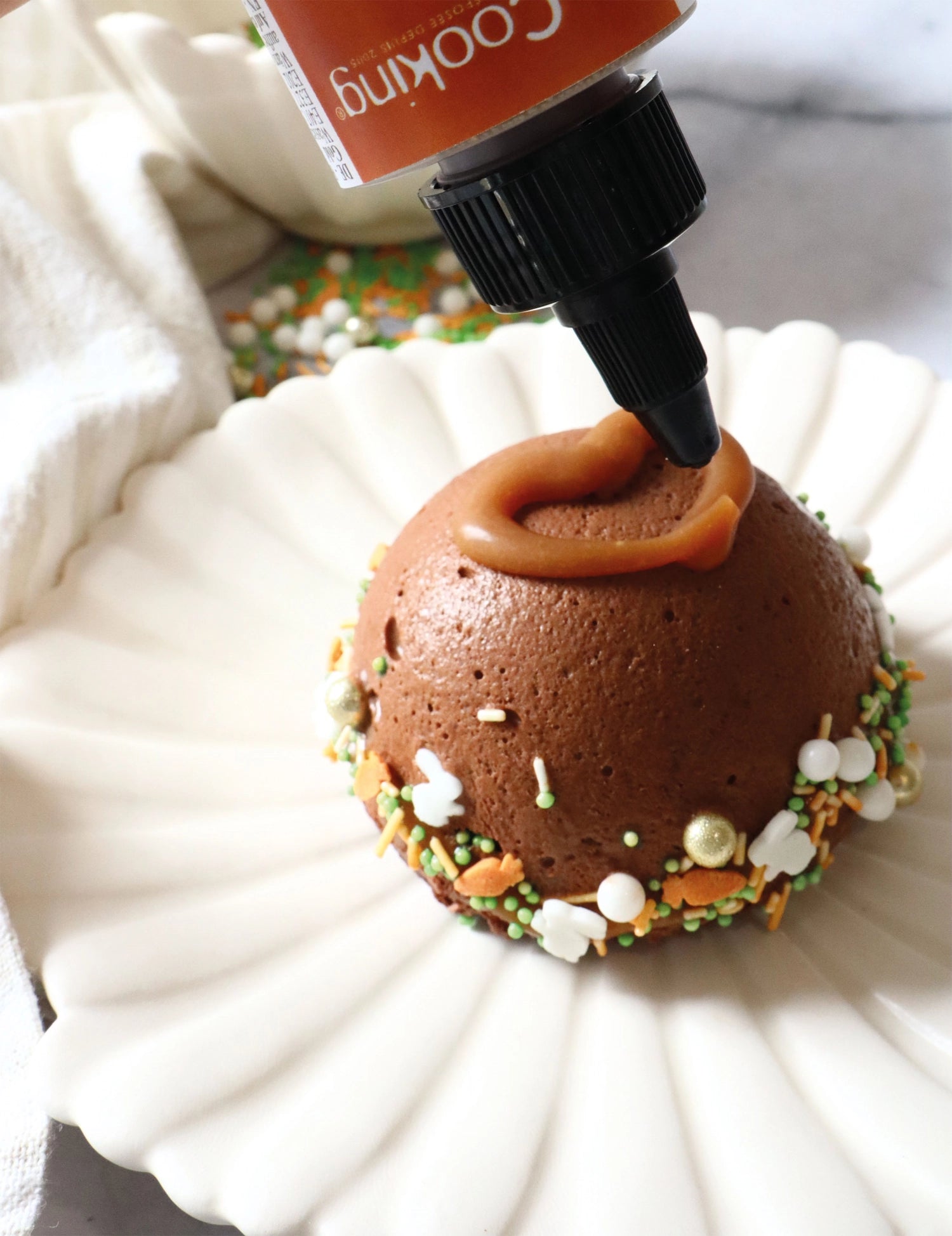 Fröhliche Zuckerstreusel in bunten Farben für die Osterzeit, ideal zum Verzieren von Kuchen, Plätzchen und anderen Leckereien in einer 60g Packung.