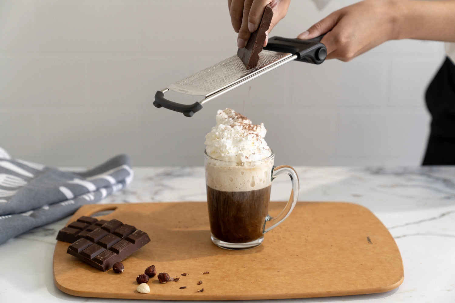 Klappreibe fein in Schwarz präsentiert im Onlineshop von KAQTU Design AG. Küchenhelfer ist von Cuisipro