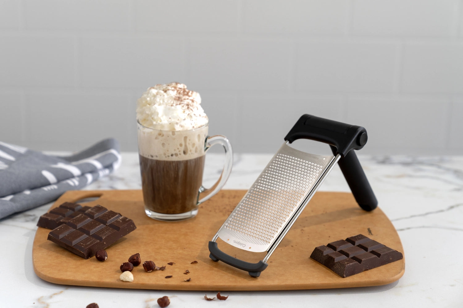 Klappreibe fein in Schwarz präsentiert im Onlineshop von KAQTU Design AG. Küchenhelfer ist von Cuisipro