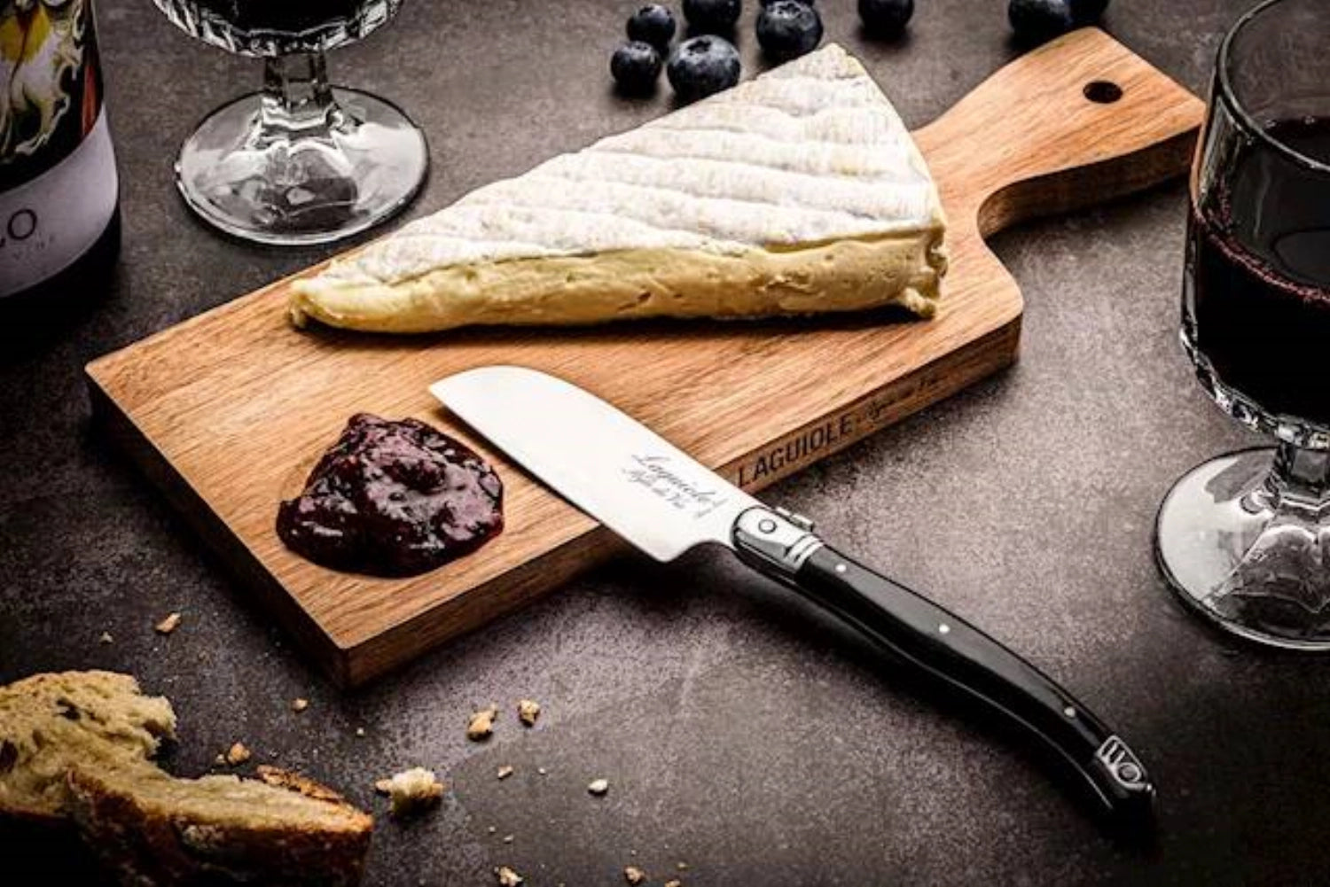 Couteau à fromage Laguiole Santoku avec planche de service en bois d'acacia