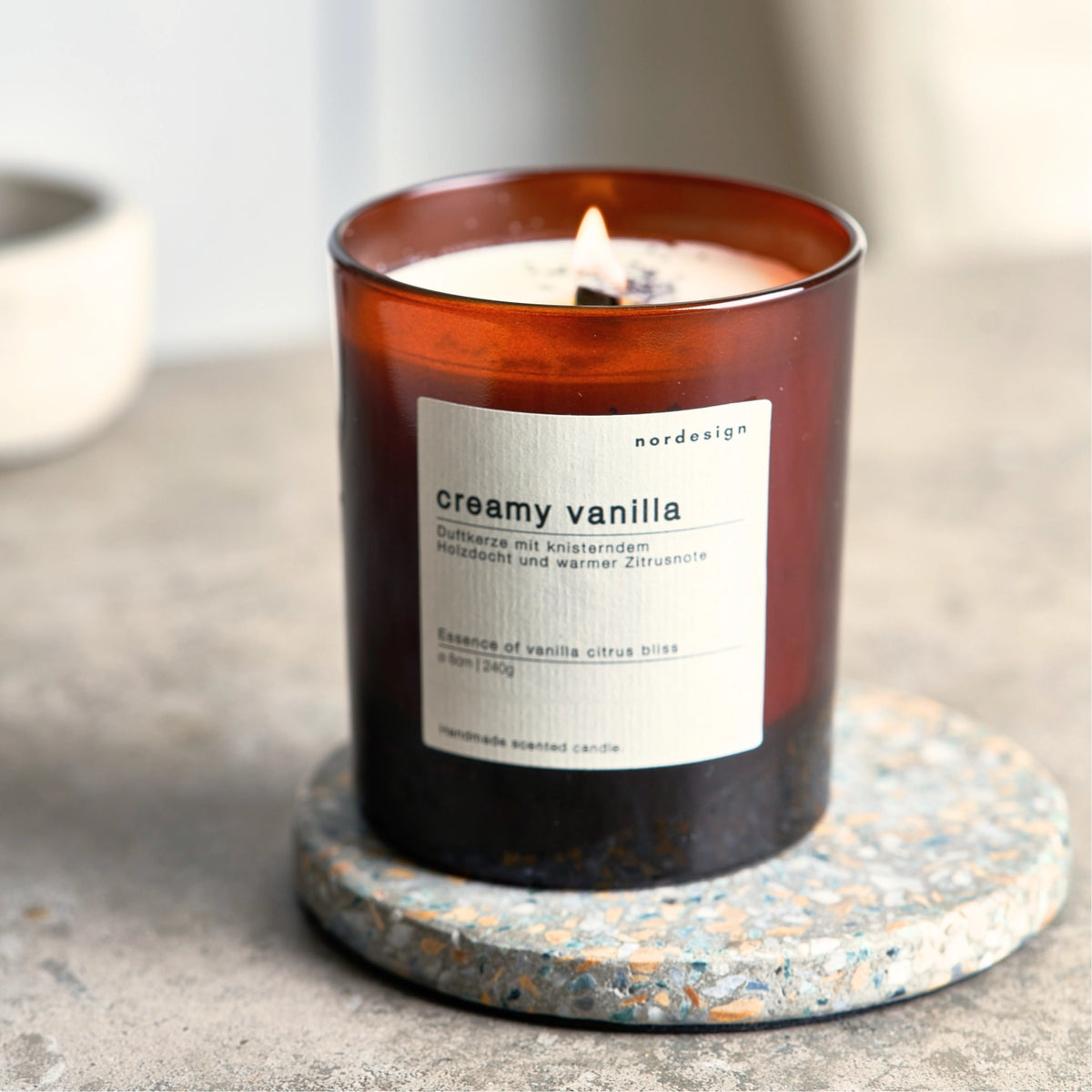 Duftkerze Glas mit Holzdocht Creamy Vanilla in Braun präsentiert im Onlineshop von KAQTU Design AG. Duftkerze ist von Nordesign