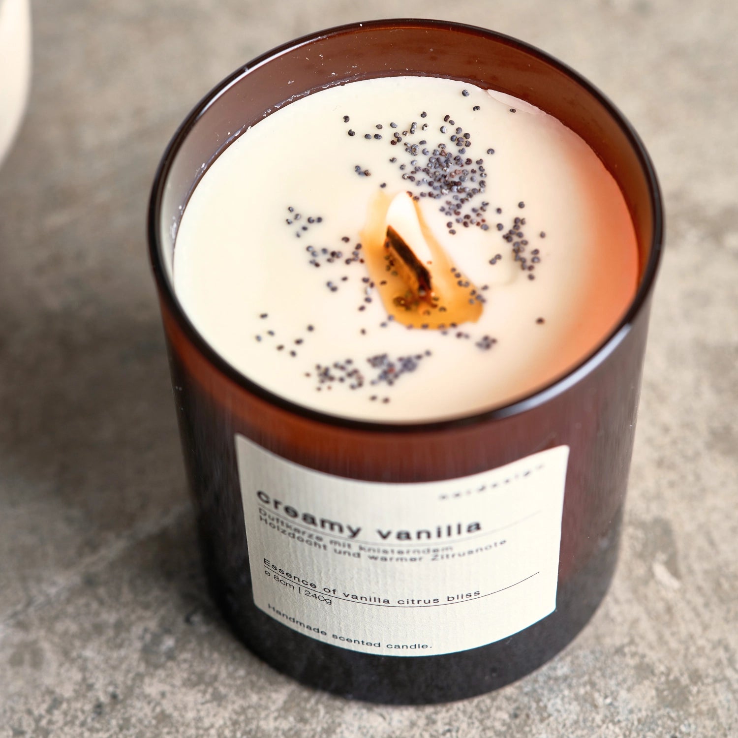 Duftkerze Glas mit Holzdocht Creamy Vanilla in Braun präsentiert im Onlineshop von KAQTU Design AG. Lebensmittel ist von Nordesign