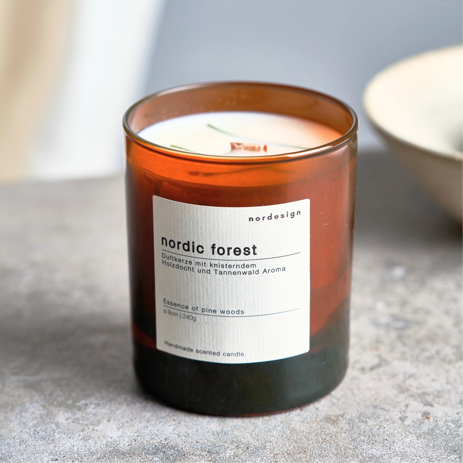 Duftkerze Glas mit Holzdocht Nordic Forest in Braun präsentiert im Onlineshop von KAQTU Design AG. Lebensmittel ist von Nordesign