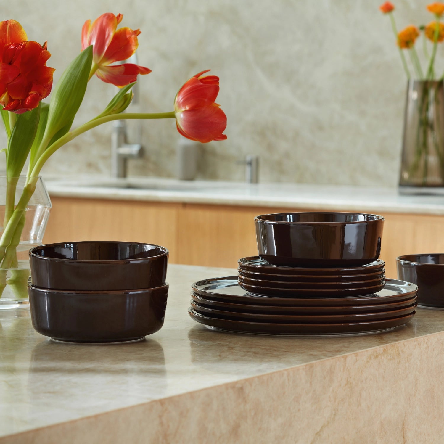 Elegantes 2er Set flacher Teller in der Farbe Mocha, Durchmesser 26 cm, perfekt für besondere Anlässe und stilvolle Tischgestaltung.