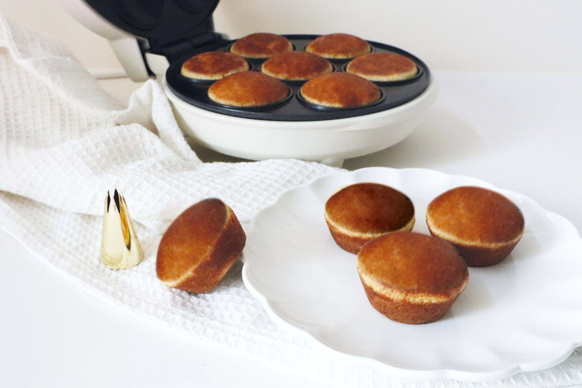 Mini Cupcakes Factory in Weiss präsentiert im Onlineshop von KAQTU Design AG. Küchengerät ist von Scrap Cooking