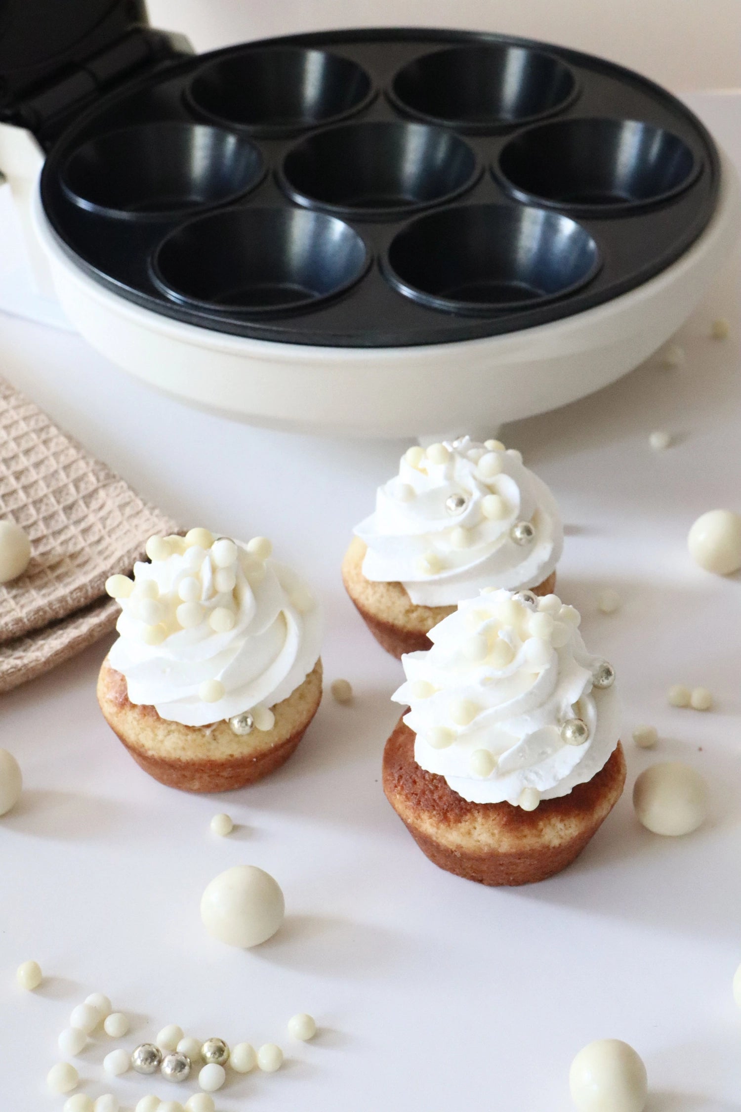 Mini Cupcakes Factory in Weiss präsentiert im Onlineshop von KAQTU Design AG. Küchengerät ist von Scrap Cooking