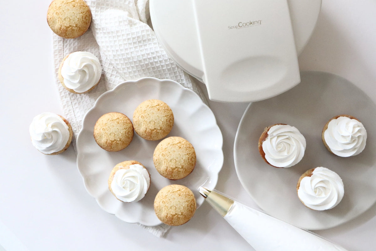 Mini Cupcakes Factory in Weiss präsentiert im Onlineshop von KAQTU Design AG. Küchengerät ist von Scrap Cooking