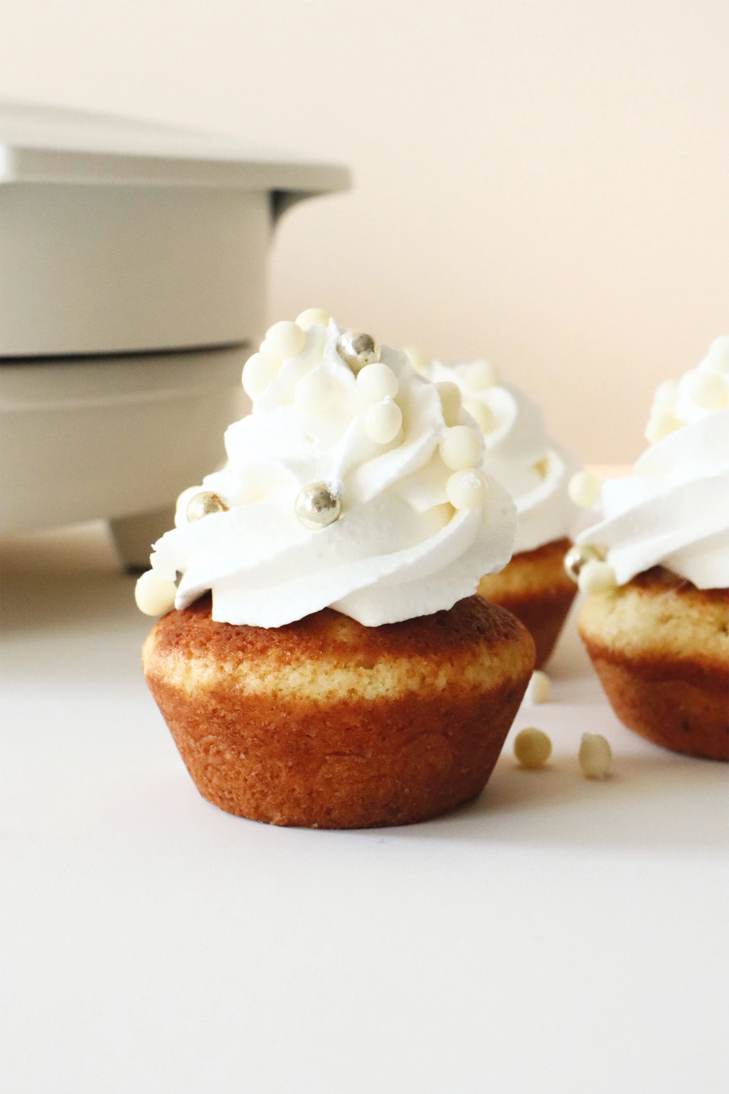 Mini Cupcakes Factory in Weiss präsentiert im Onlineshop von KAQTU Design AG. Küchengerät ist von Scrap Cooking