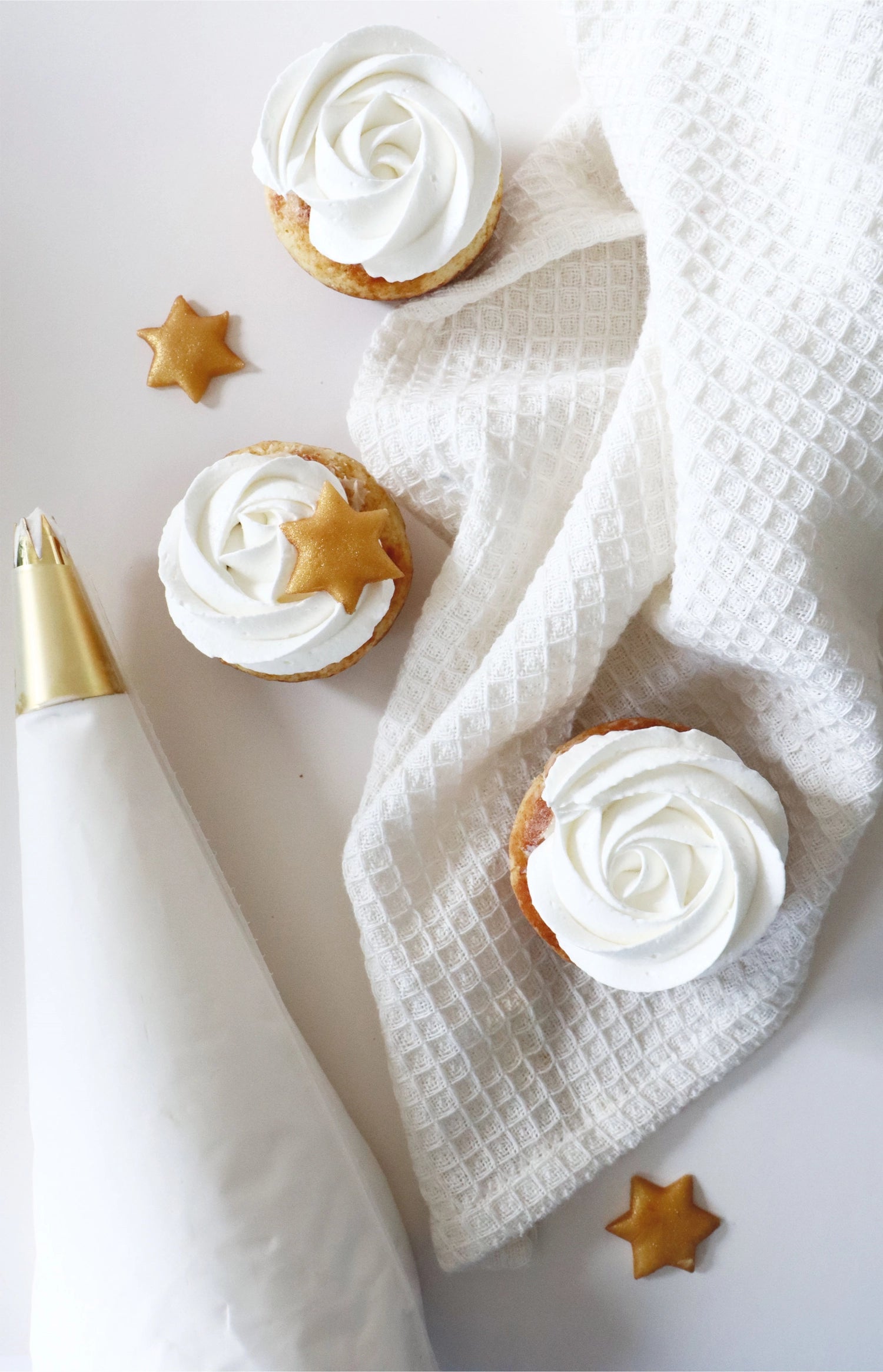 Mini Cupcakes Factory in Weiss präsentiert im Onlineshop von KAQTU Design AG. Küchengerät ist von Scrap Cooking