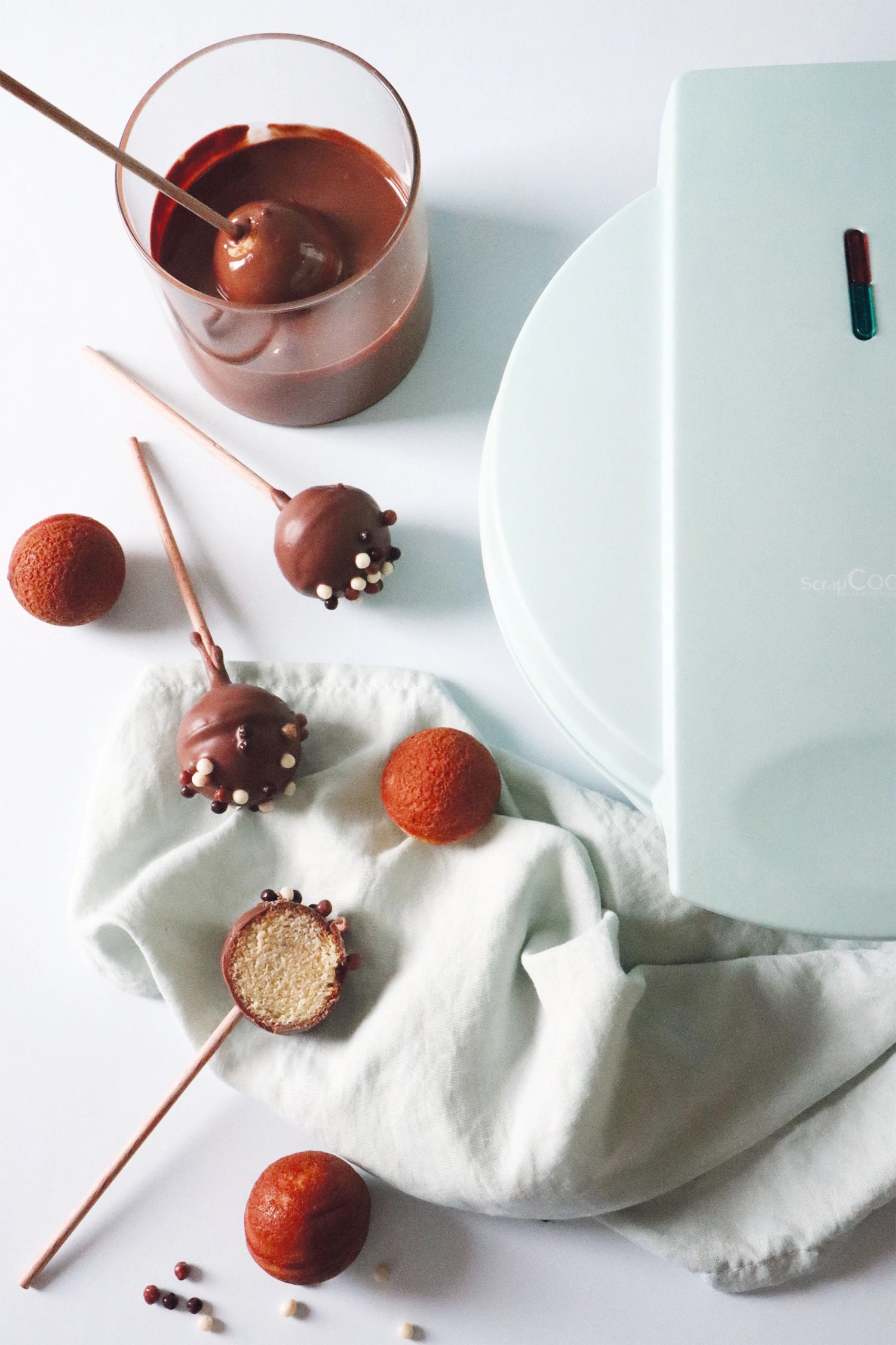 Cakepops Factory in Blau präsentiert im Onlineshop von KAQTU Design AG. Küchengerät ist von Scrap Cooking