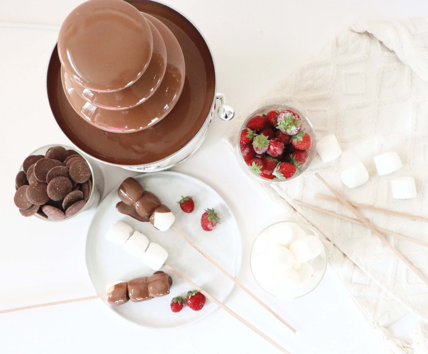 Schokoladenbrunnen Factory in Weiss präsentiert im Onlineshop von KAQTU Design AG. Küchengerät ist von Scrap Cooking