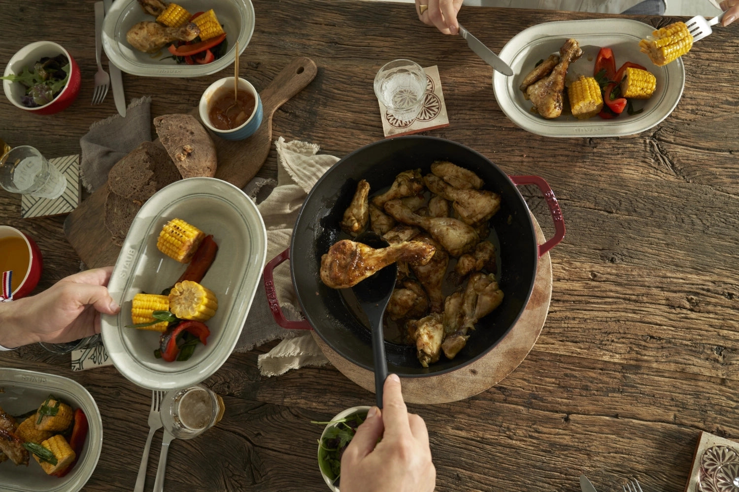 Wok mit Glasdeckel Kirsch-Rot 4.4 lt., 30cm in Rot präsentiert im Onlineshop von KAQTU Design AG. Küchengerät ist von Staub