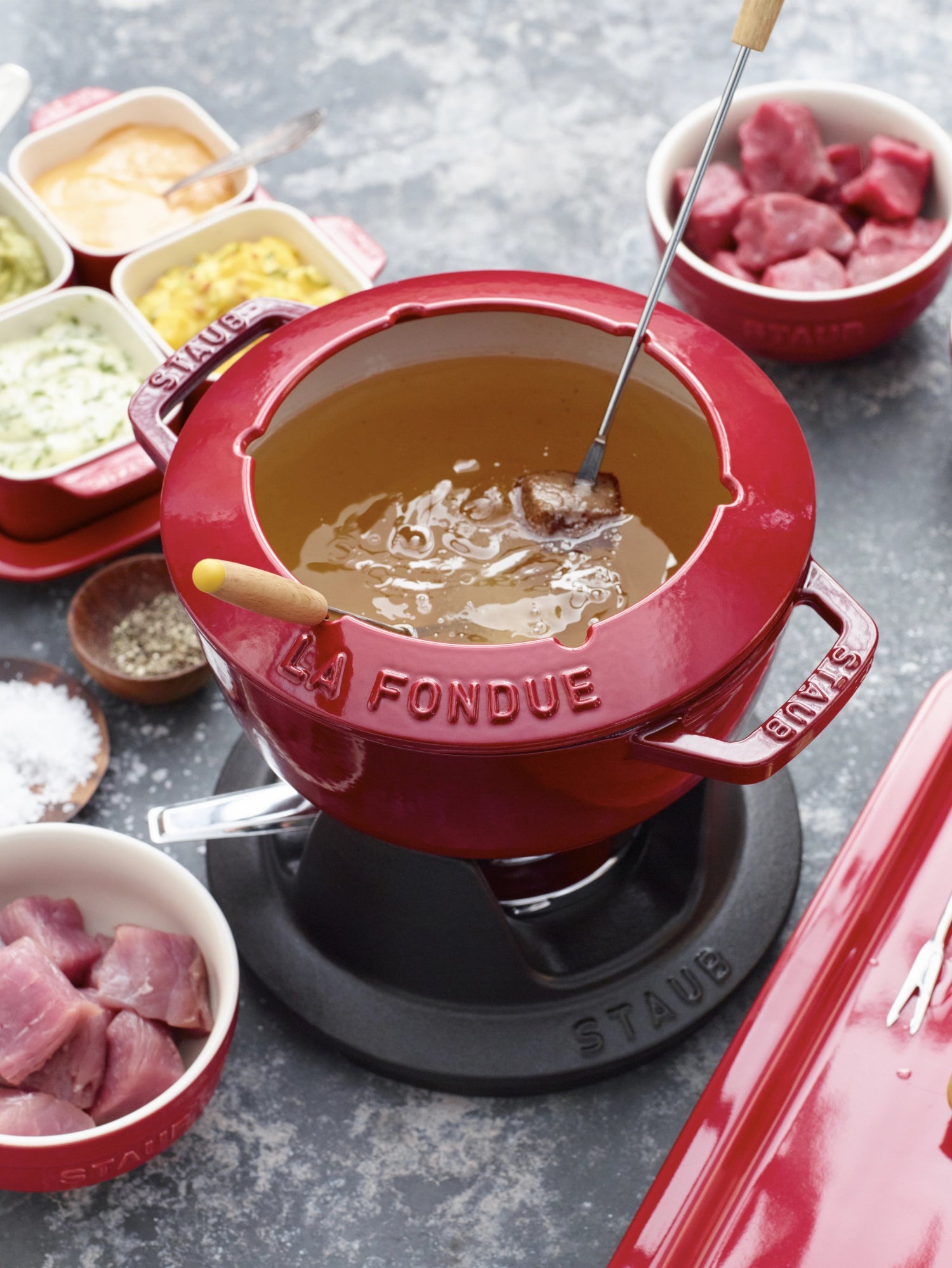 Fondue Set Kirsch-Rot m. 2 Griffen, rund. 18cm in Rot präsentiert im Onlineshop von KAQTU Design AG. Geschirr ist von Staub
