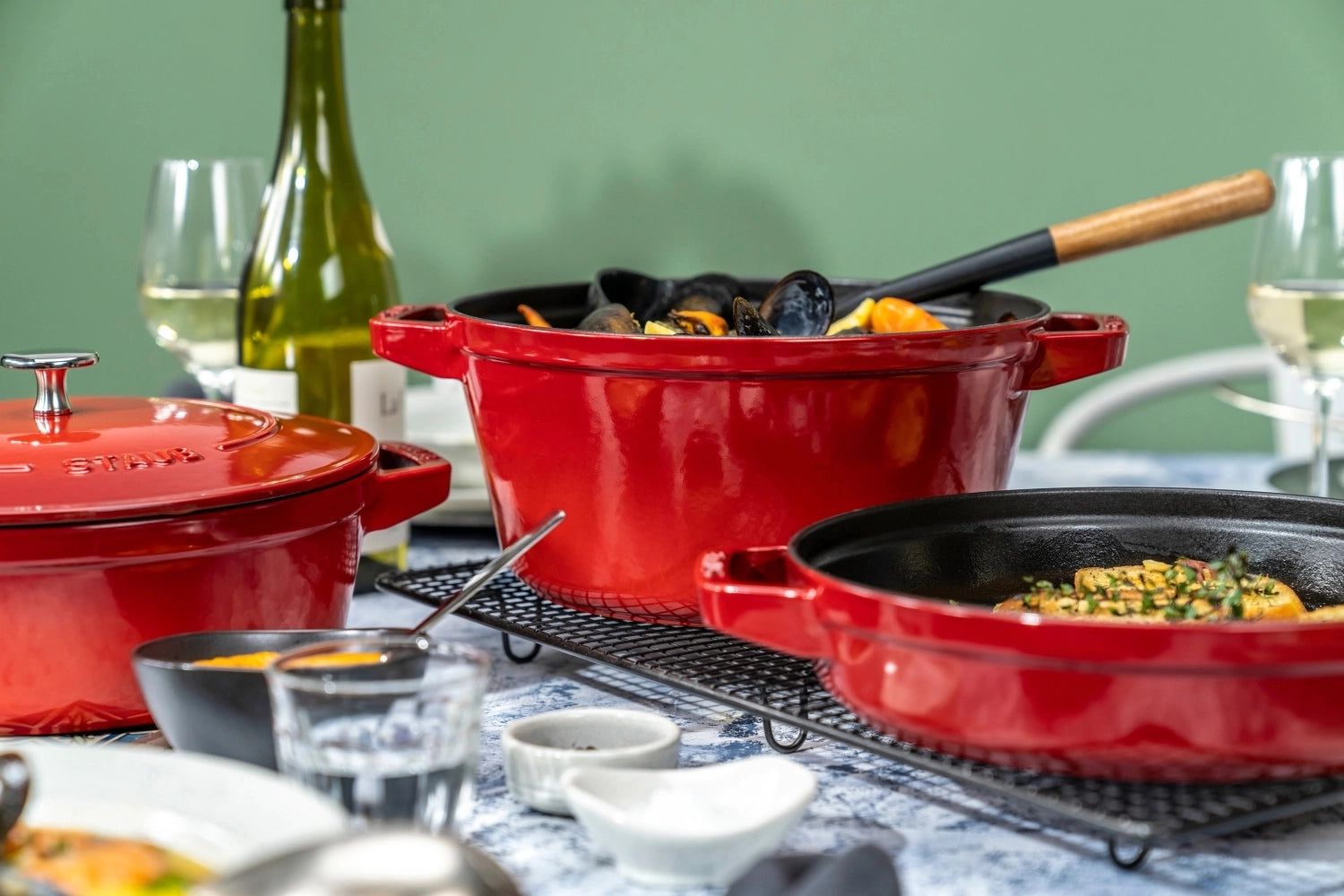 Cocotte 4tlg. 24cm, rund, Kirsch-Rot, stackable in Rot präsentiert im Onlineshop von KAQTU Design AG. Pfanne/Topf ist von Staub