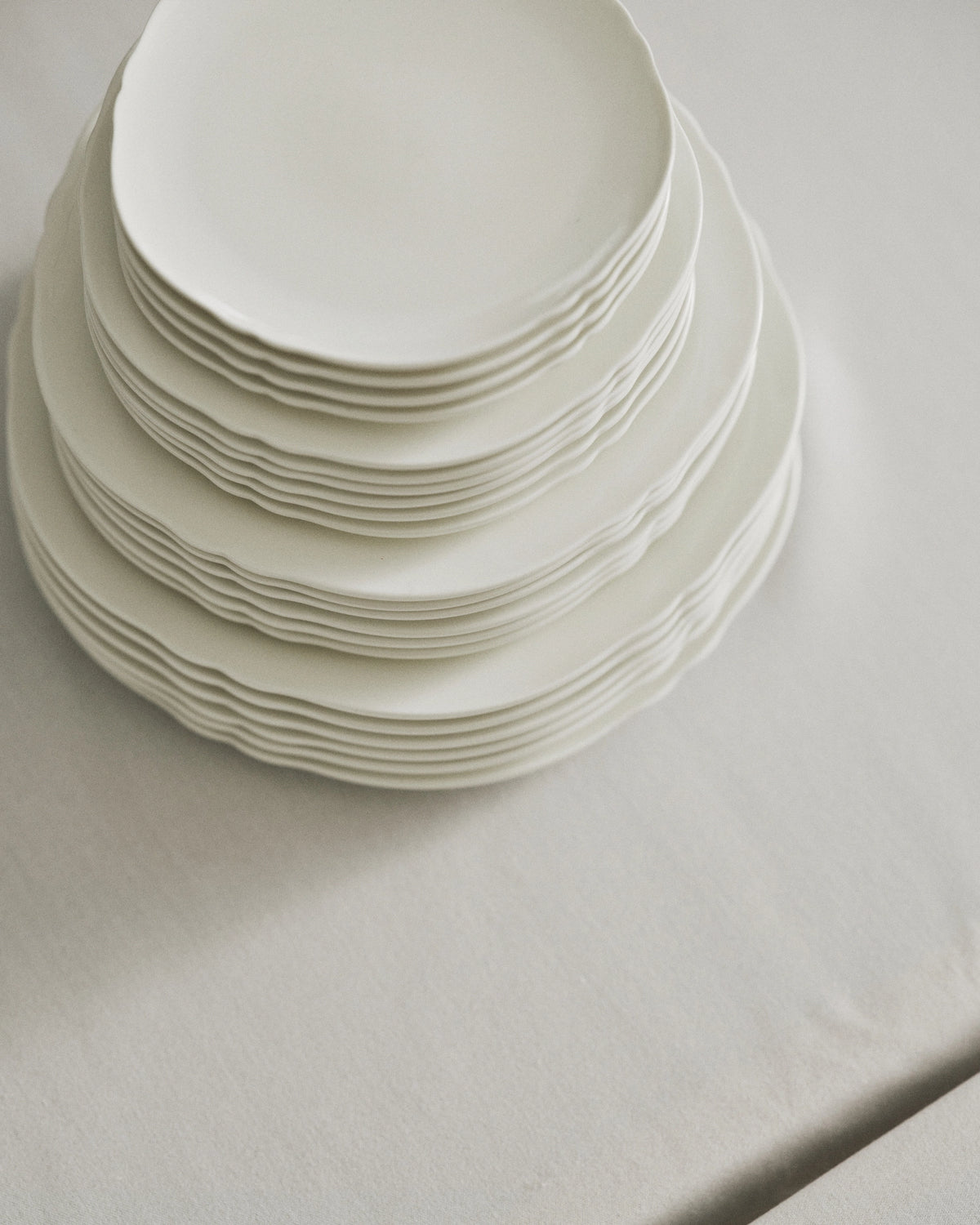 Silhouette Teller flach D23.5cm H1.5cm weiss Porzellan in Weiss präsentiert im Onlineshop von KAQTU Design AG. Teller ist von Serax