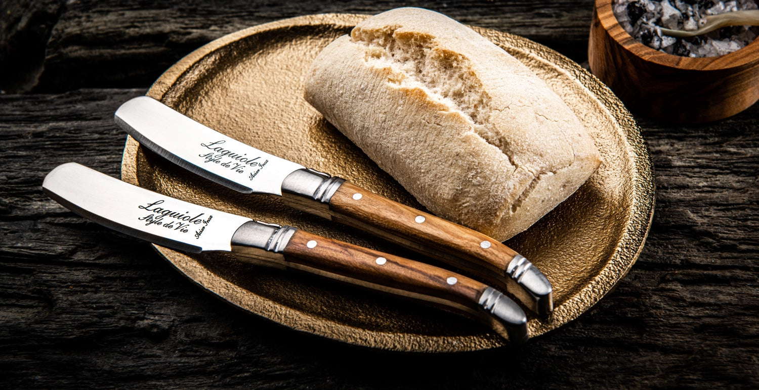 Luxury Line Buttermesser Olivenholz in Braun präsentiert im Onlineshop von KAQTU Design AG. Besteck ist von Laguiole Style de Vie