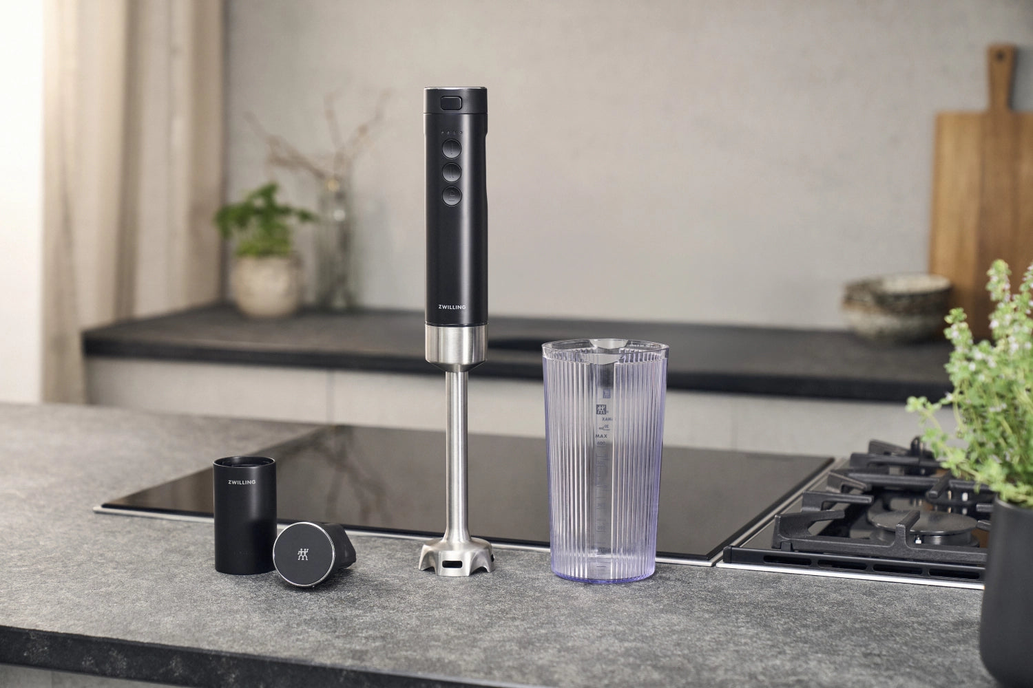 Xtend kabelloser Stabmixer von Zwilling, ergonomisches Design, perfekt für die schnelle Zubereitung von köstlichen Speisen und Getränken.