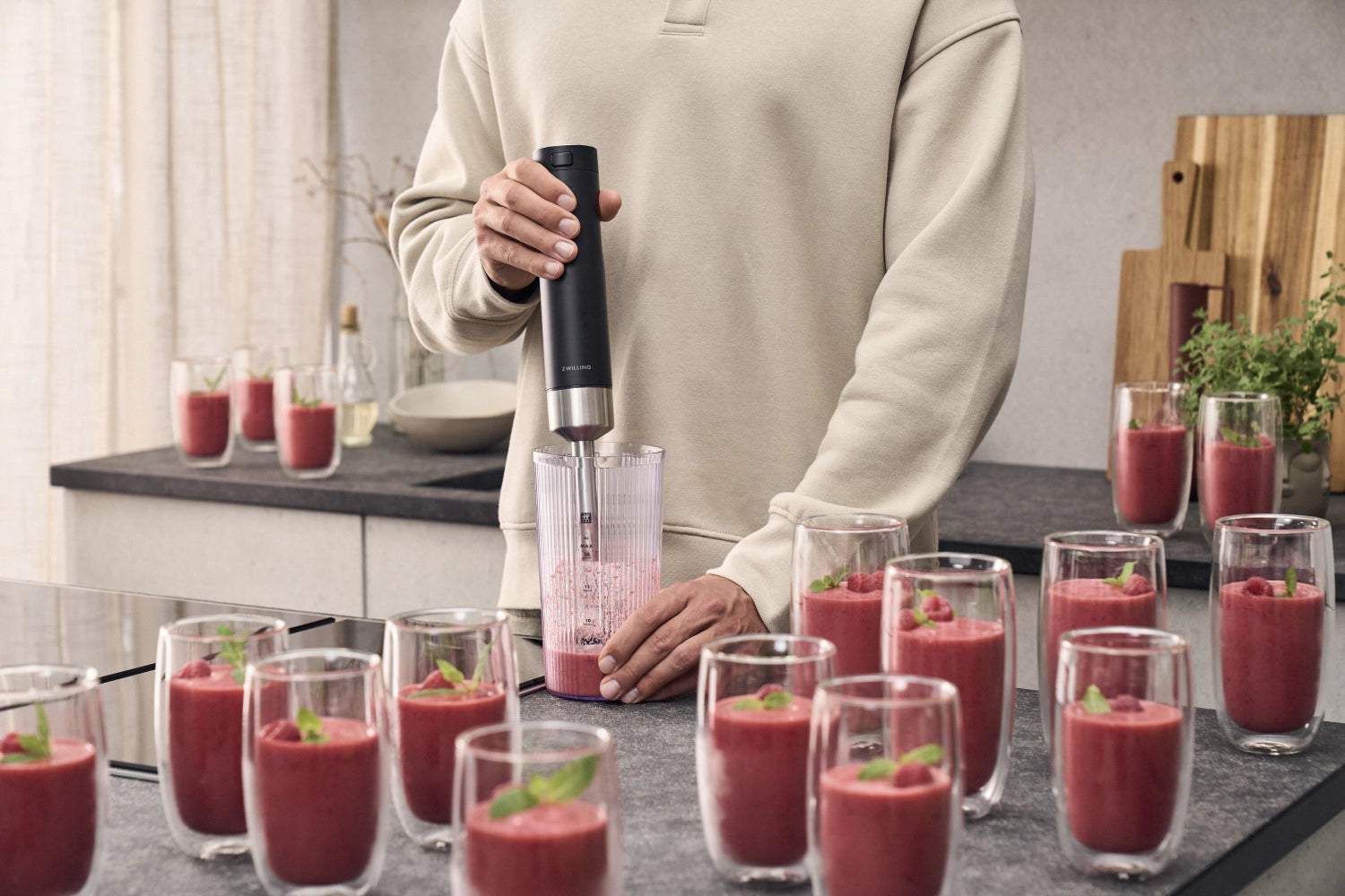 Xtend kabelloser Stabmixer von Zwilling, ideal für müheloses Mixen und Pürieren, bietet Flexibilität und Komfort in der Küche.