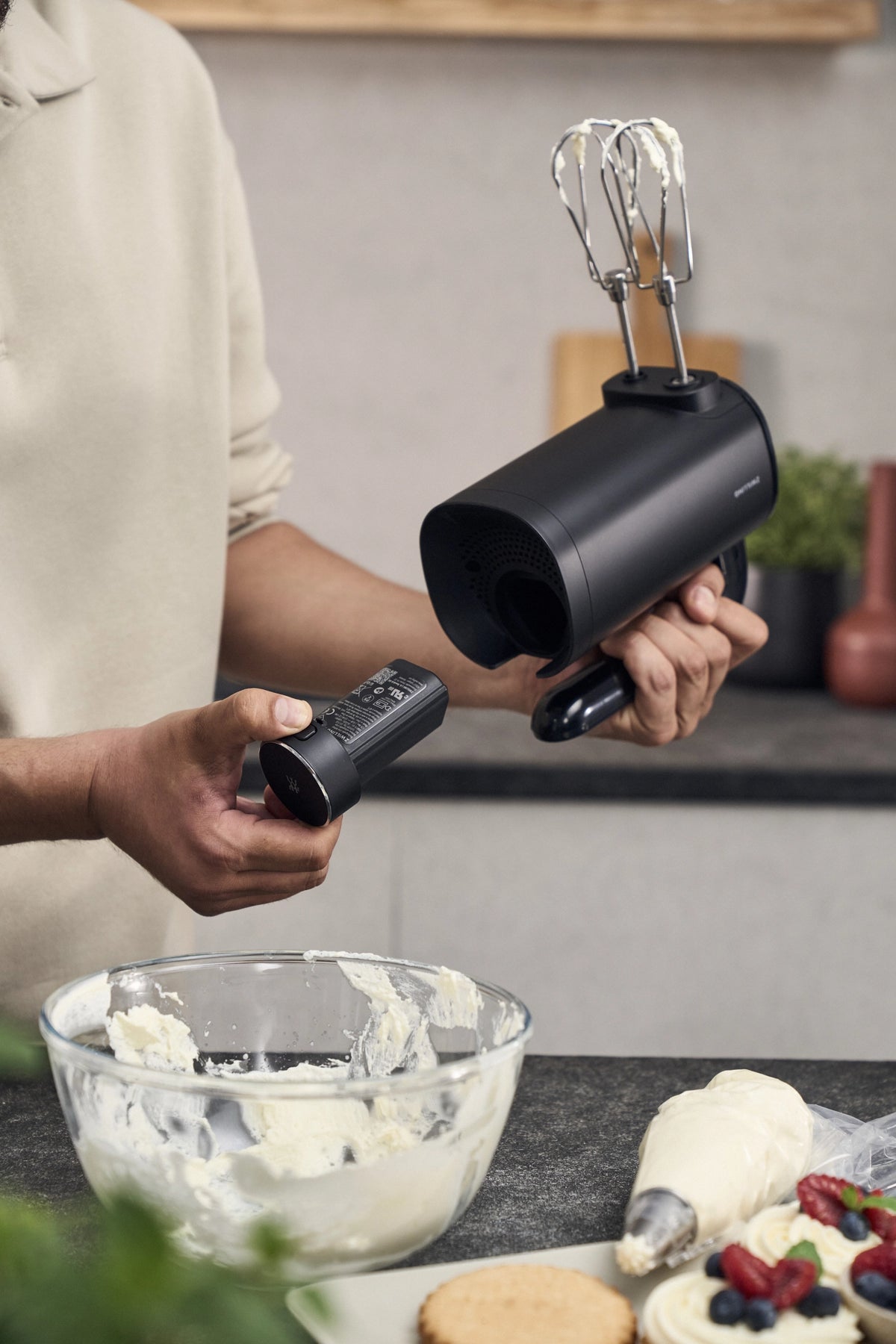 Xtend Kabelloser Handmixer (ohne Akku) in Schwarz präsentiert im Onlineshop von KAQTU Design AG. Küchengerät ist von Zwilling